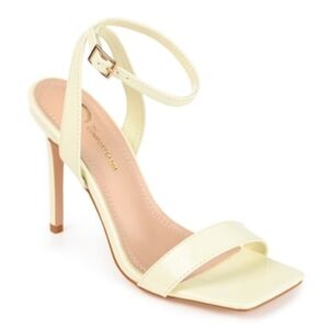 Brand New Journee Collection Dorian SandalLook refined all day in the